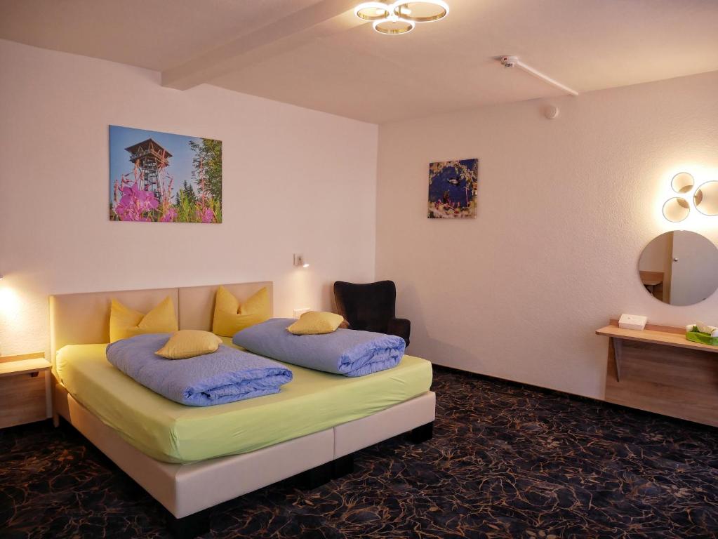 Postel nebo postele na pokoji v ubytování Wochner's Hotel-Sternen Am Schluchsee Hochschwarzwald