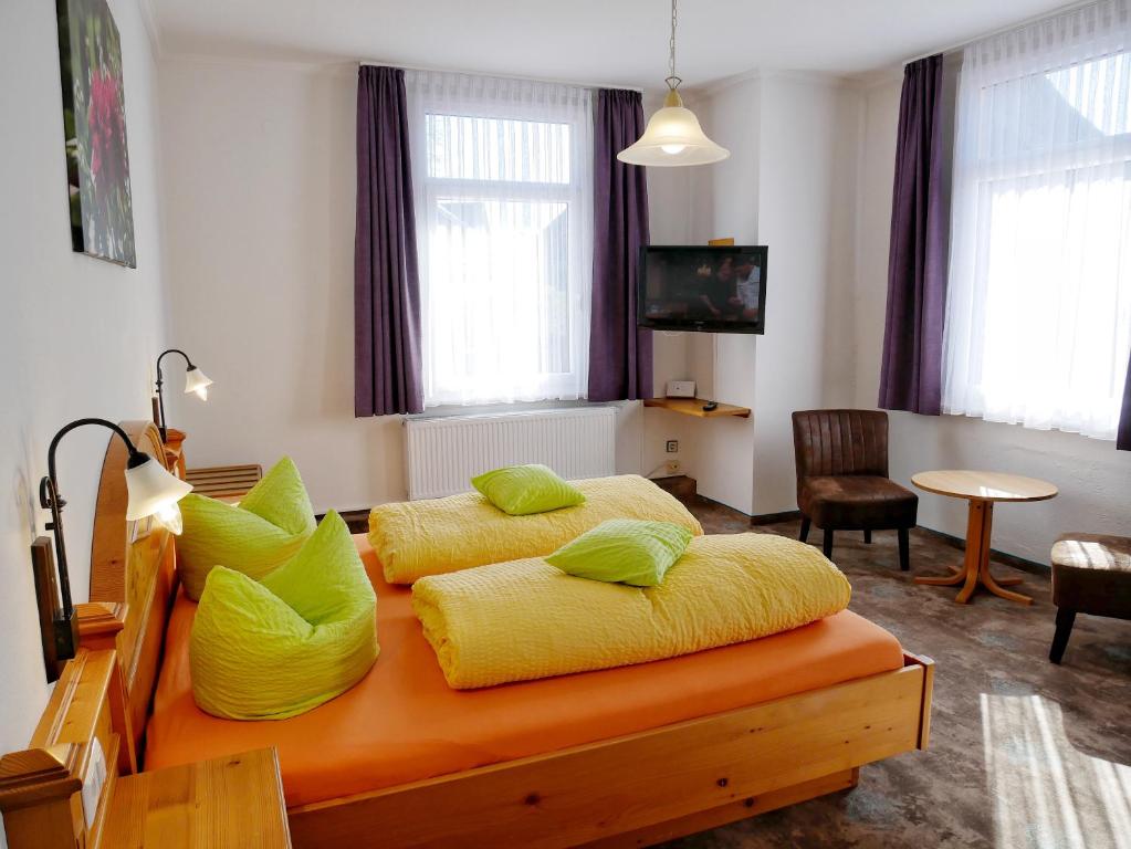 TV a/nebo společenská místnost v ubytování Wochner's Hotel-Sternen Am Schluchsee Hochschwarzwald