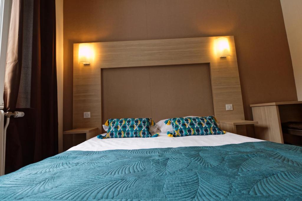 Postel nebo postele na pokoji v ubytování Hotel Restaurant L Echo du Lac