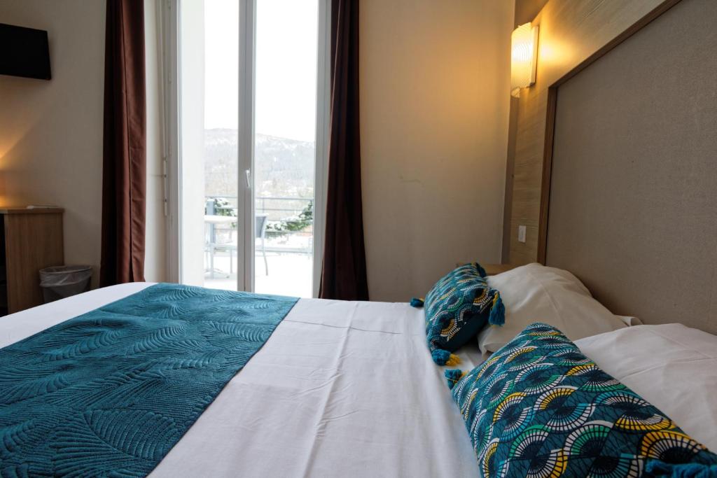 Postel nebo postele na pokoji v ubytování Hotel Restaurant L Echo du Lac
