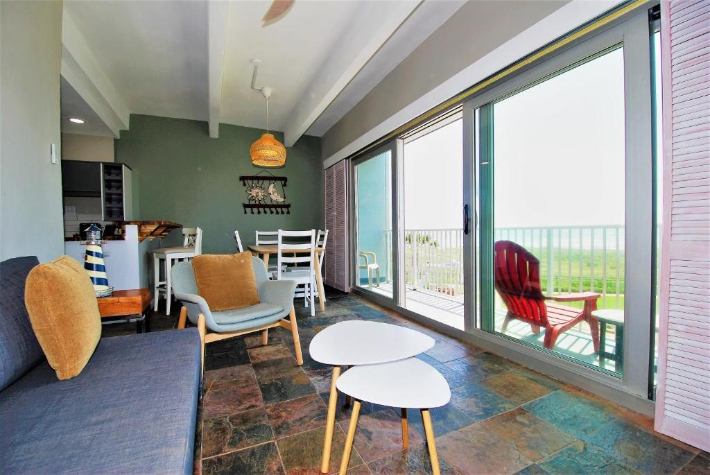 een woonkamer met een bank, een tafel en stoelen bij Aquarius Condo unit 207 condo in South Padre Island
