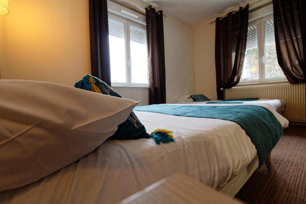 Postel nebo postele na pokoji v ubytování Hotel Restaurant L Echo du Lac