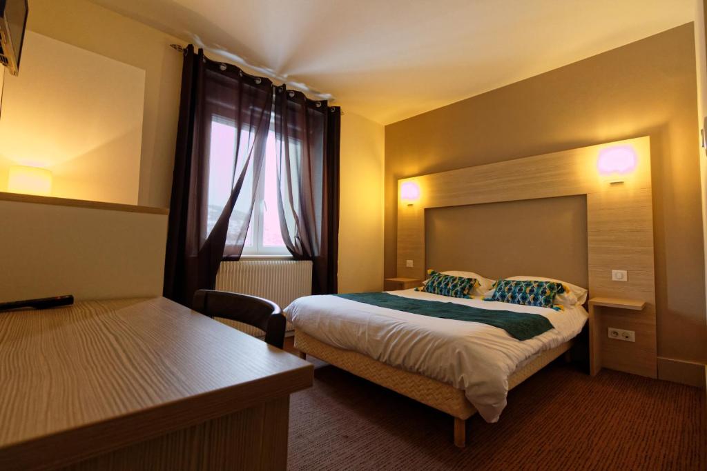 Postel nebo postele na pokoji v ubytování Hotel Restaurant L Echo du Lac
