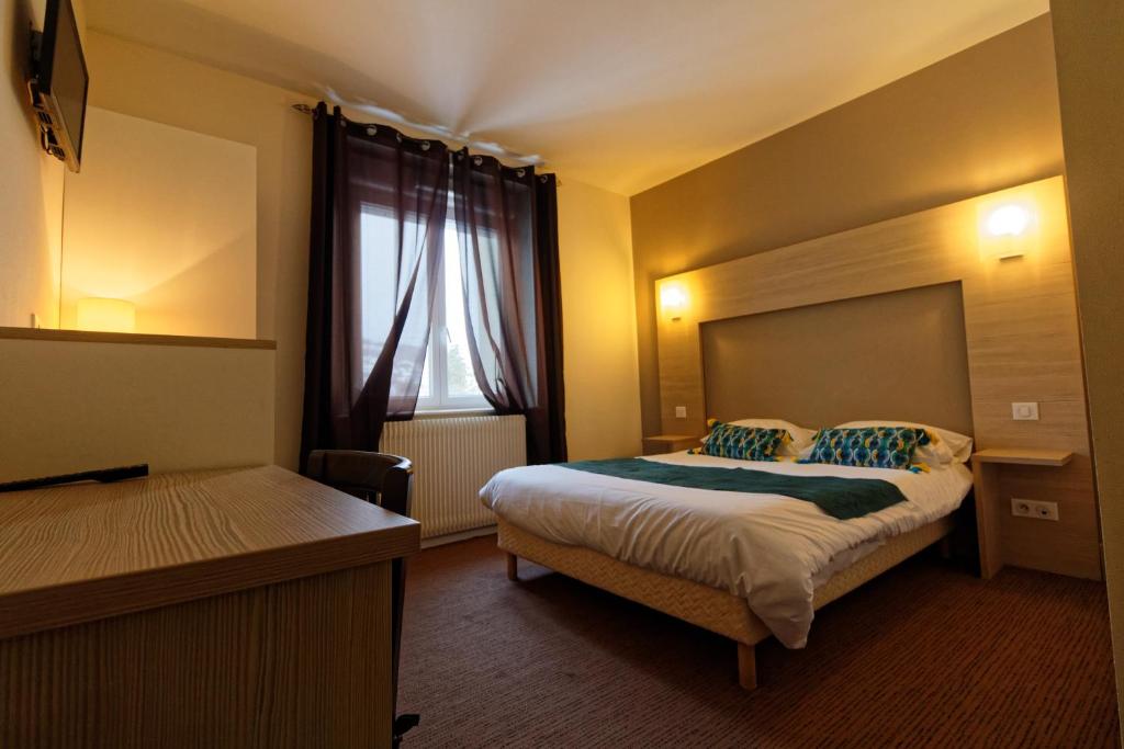 Postel nebo postele na pokoji v ubytování Hotel Restaurant L Echo du Lac