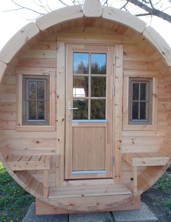 Schlaffass und Hütte mit Teich, Klöch (updated prices 2025)