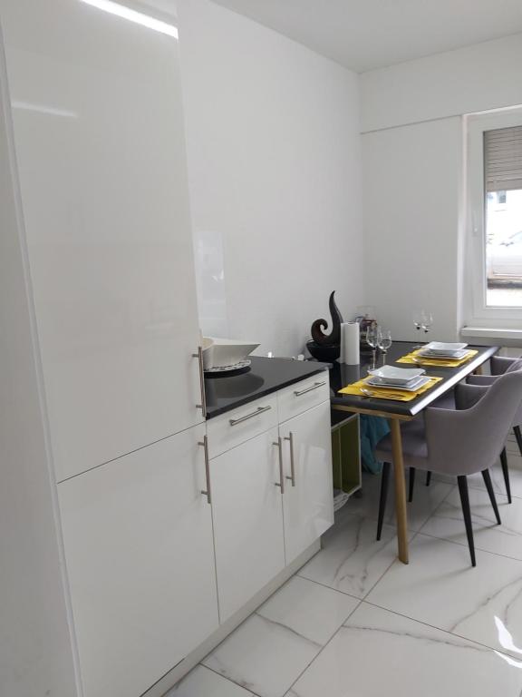Kuchyň nebo kuchyňský kout v ubytování Royal Apartment 02