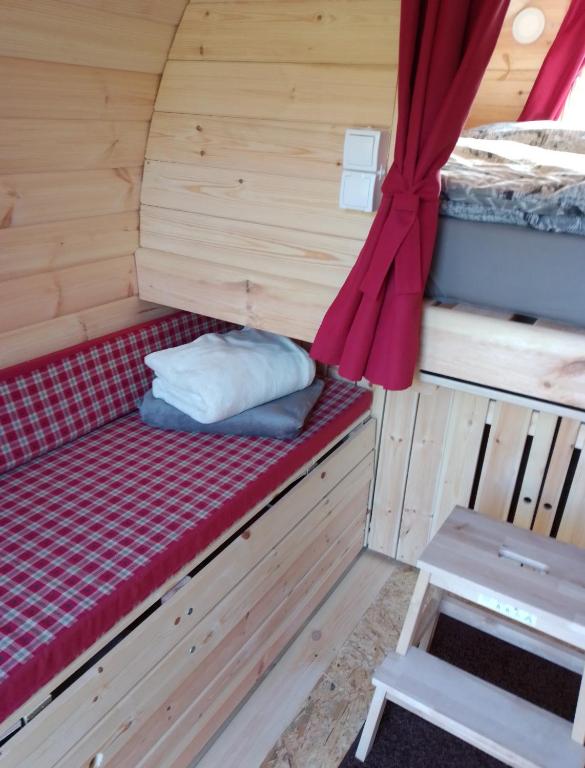 Postel nebo postele na pokoji v ubytování Schlaffass und Hütte mit Teich