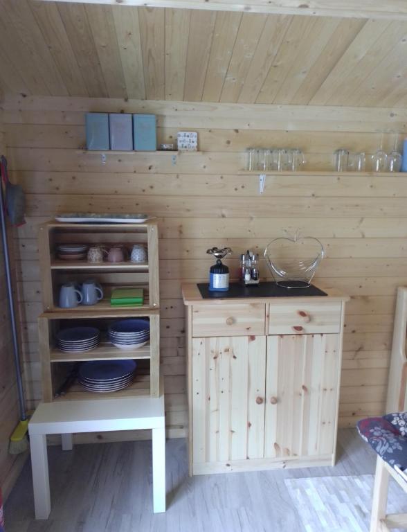 Kuchyň nebo kuchyňský kout v ubytování Schlaffass und Hütte mit Teich