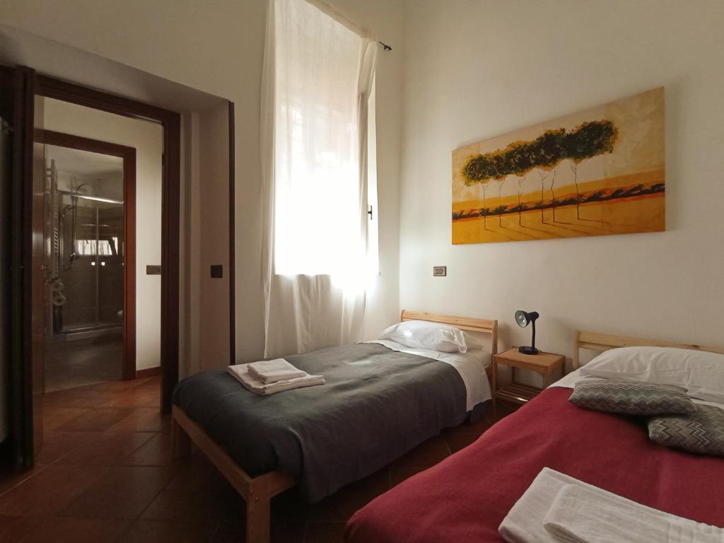 Habitación de hotel con 2 camas y ventana en al Vicolo Torlonia, en Tívoli