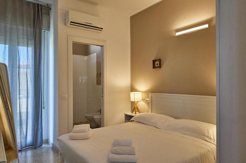 - une chambre avec un lit et 2 serviettes dans l'établissement Hotel Spring, à Rimini