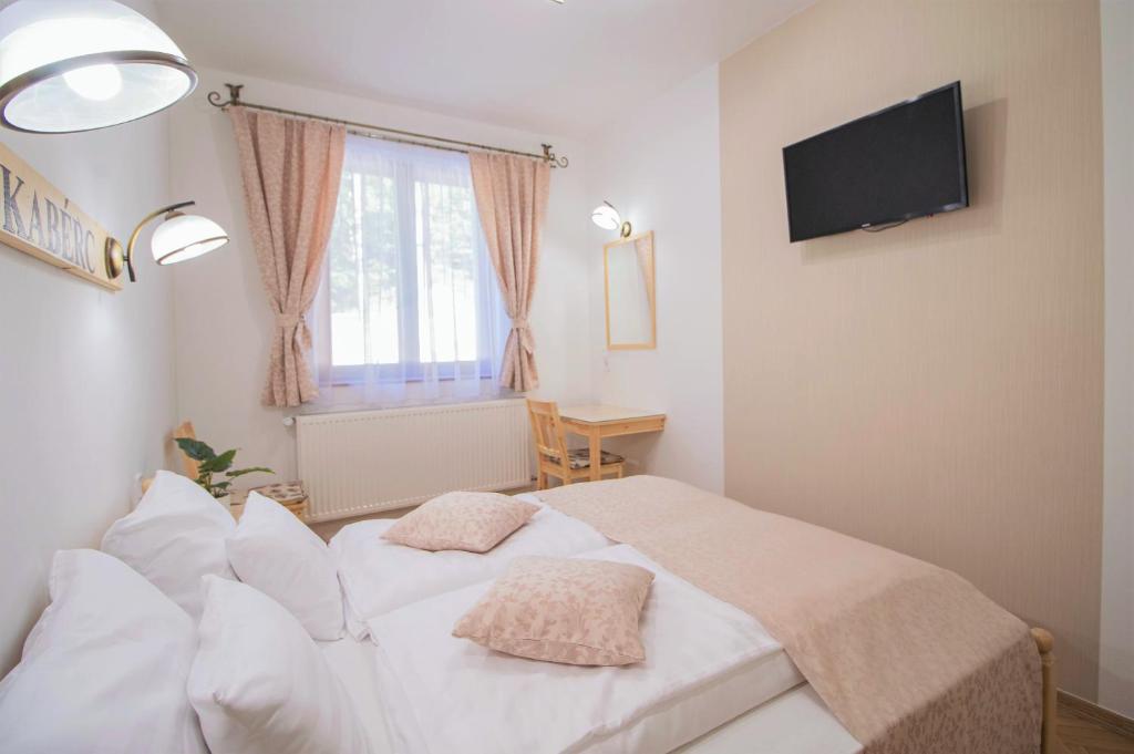Postel nebo postele na pokoji v ubytování Rókabérc Vadászház Hotel
