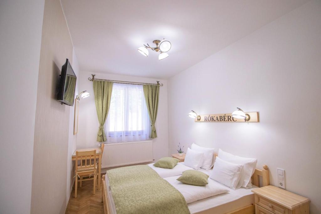 Postel nebo postele na pokoji v ubytování Rókabérc Vadászház Hotel