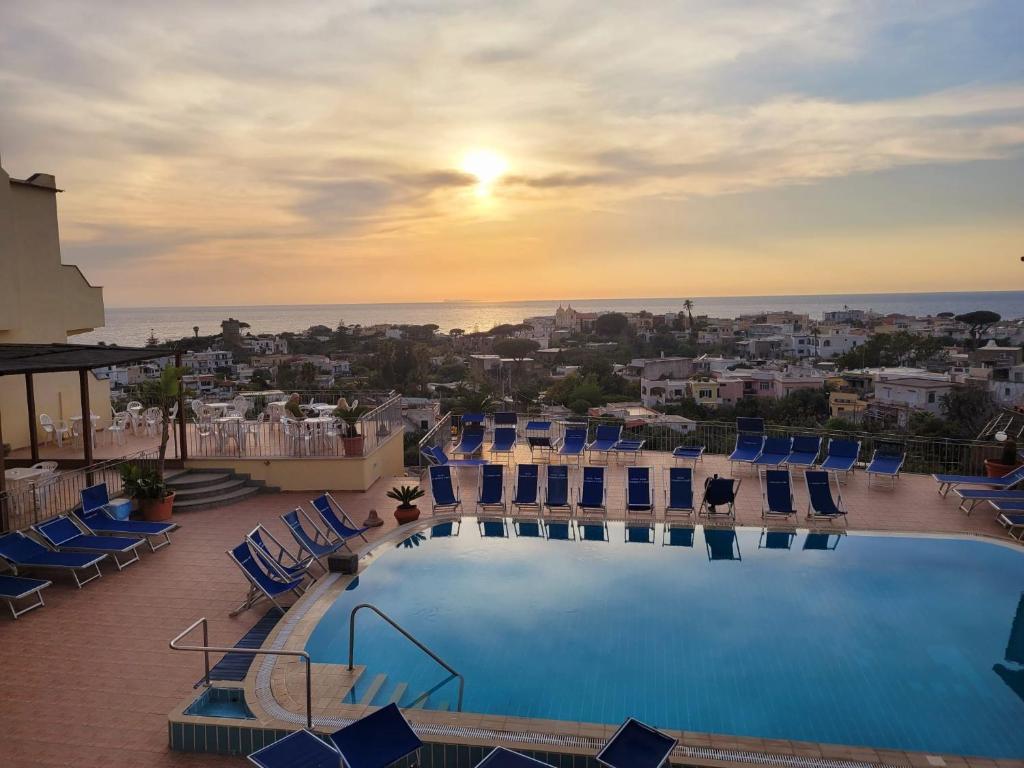Bazén v ubytování Casthotels Tramonto d'oro Terme nebo v jeho okolí