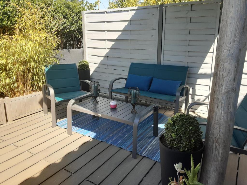 two chairs and a table on a deck at Bord Verdon T2 Maisonnette 35m2 Climatisation - Terrasse 25m2-classé 3étoiles in Gréoux-les-Bains