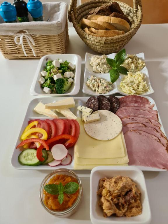 Jedlo v ubytovaní bed & breakfast alebo blízkom okolí