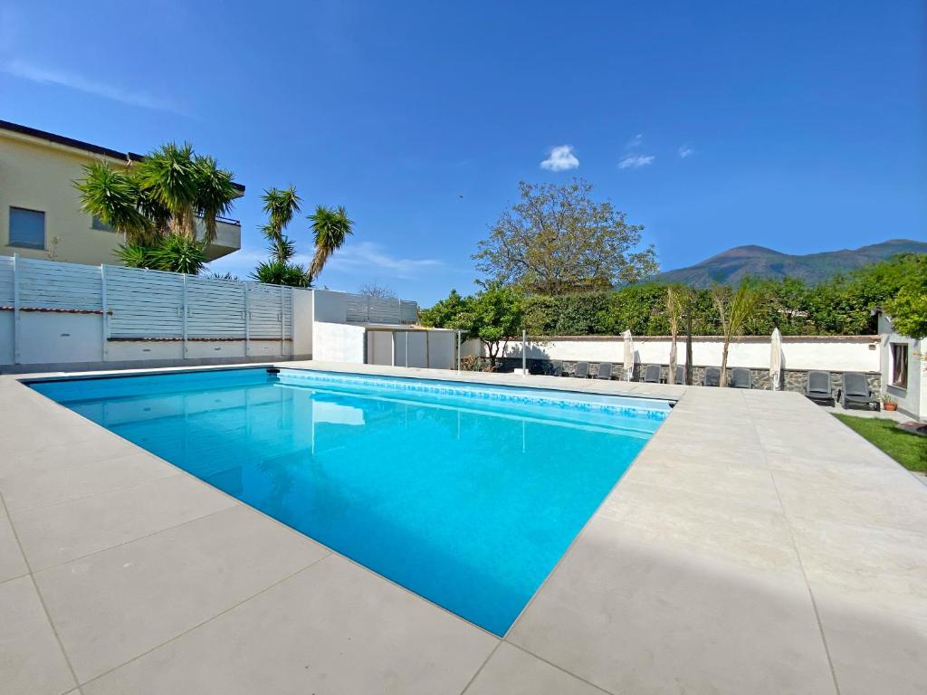 a swimming pool in the backyard of a house at Terrazza sul Vesuvio con piscina in Terzigno