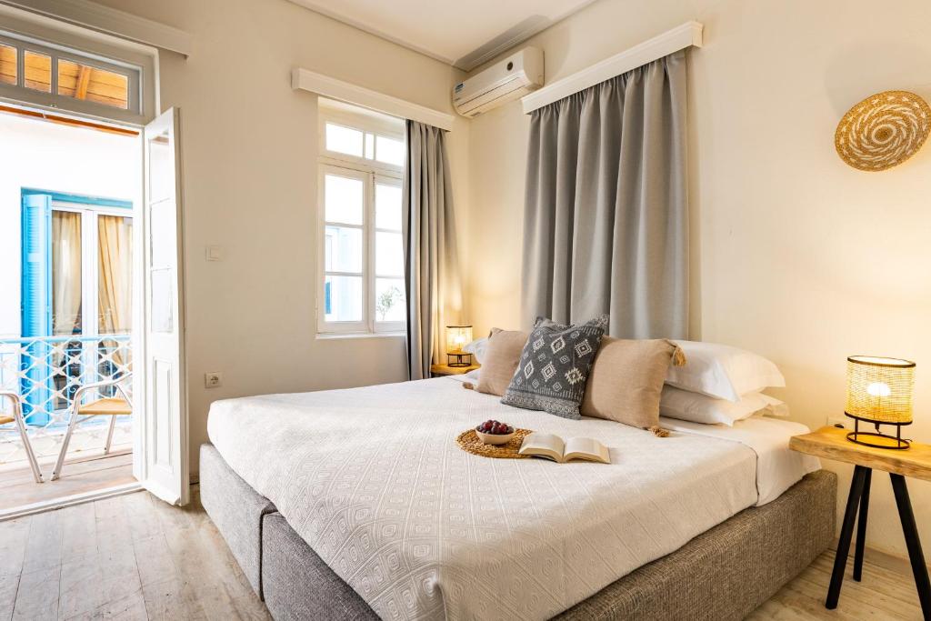 een slaapkamer met een bed met twee schoenen erop bij Casa Blue Old Port, Philian Collection in Skiathos-stad