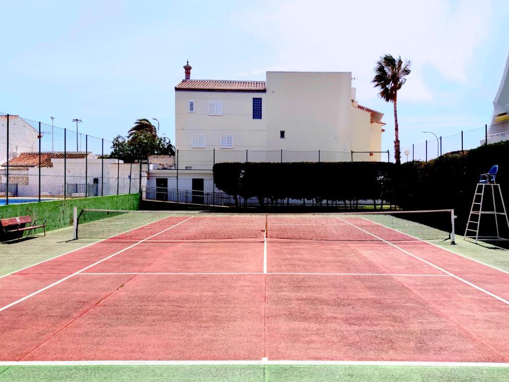 Tenis lub squash w obiekcie Sunny Beach View Duplex wWi-Fi Pool AC - Alojamientos La Torre lub w pobliżu