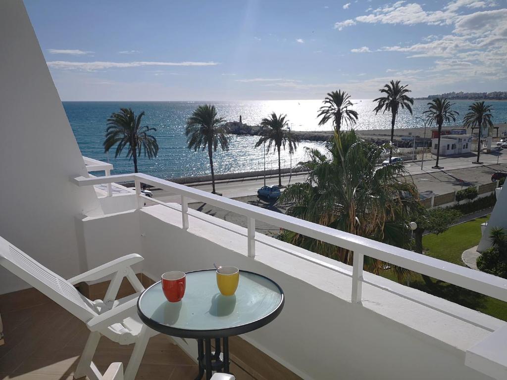 balkon ze stołem i 2 drinkami w obiekcie Sunny Beach View Duplex wWi-Fi Pool AC - Alojamientos La Torre w mieście Caleta De Velez