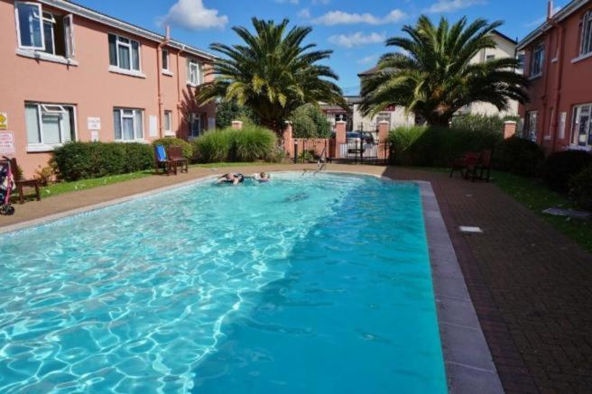 Gallery image of New Esplanade Court Beachfront One bedroom Apartment with Free parking and Seasonal Swimming pool in Paignton
