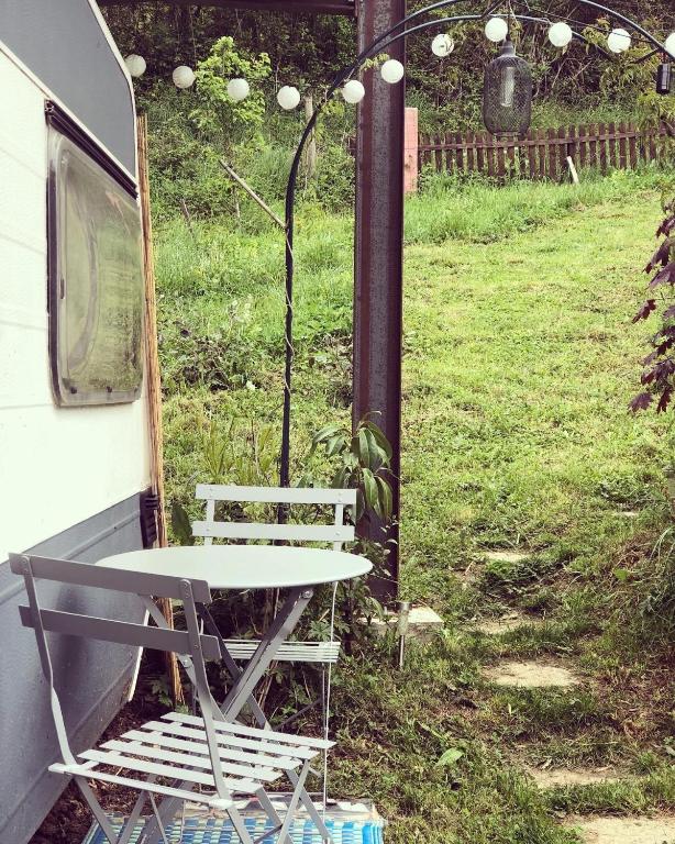 Zahrada ubytování Gîte Aurinko : caravane avec bain nordique