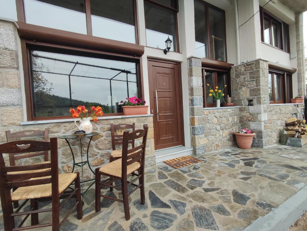 Patio nebo venkovní prostory v ubytování Herme's Hut