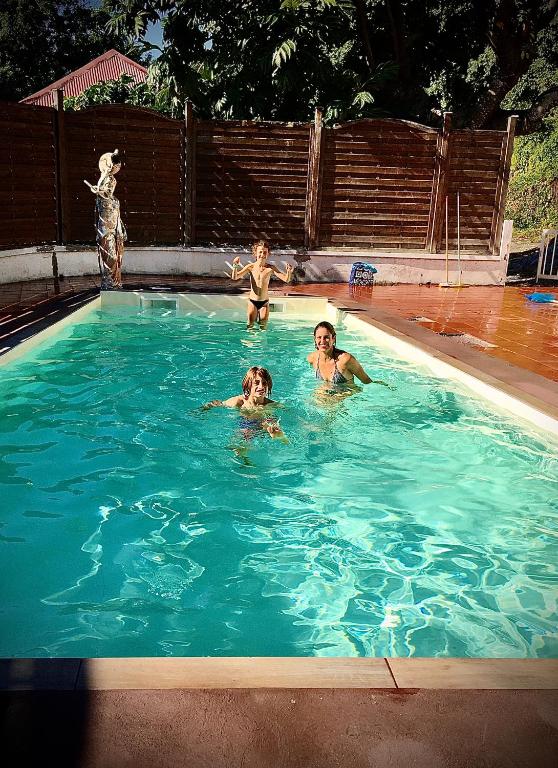 Bazén v ubytování La Canopée Enchantée, chambres d'hôtes, piscine, proche aéroport, Gare maritime nebo v jeho okolí