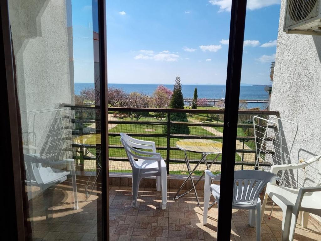 ein Balkon mit Tisch und Stühlen und Blick auf das Meer in der Unterkunft Luxsus Apartment Diamond Sveti Vlas in Sweti Wlas