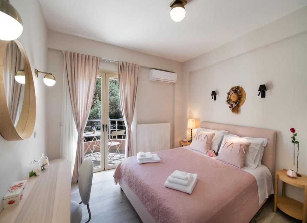 IL SEGRETO DI VARDA في Apolpaina: غرفة نوم بسرير وردي وشرفة