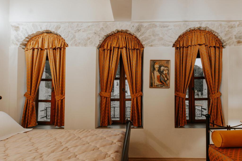Uma cama ou camas num quarto em Hotel SS KEKEZI