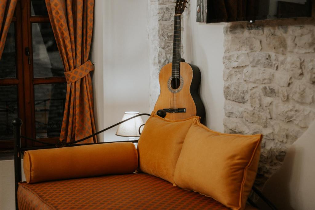 Uma área de estar em Hotel SS KEKEZI