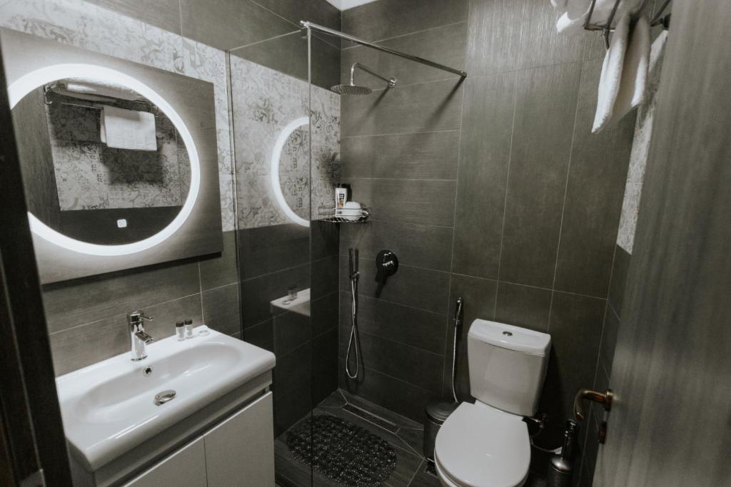 Uma casa de banho em Hotel SS KEKEZI
