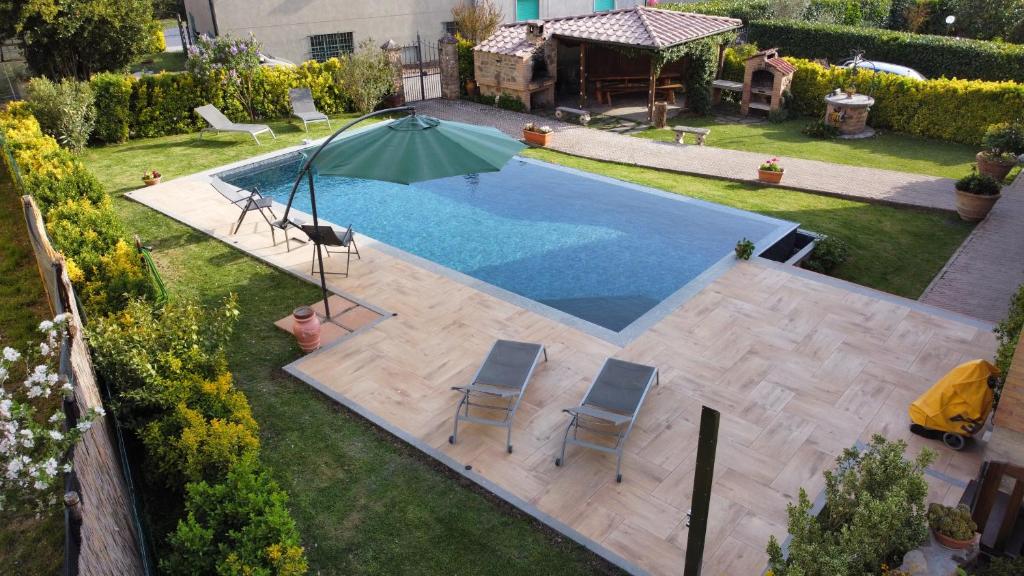 una vista aérea de una piscina con sillas y sombrilla en Casa Dani con piscina privata, en Monticiano