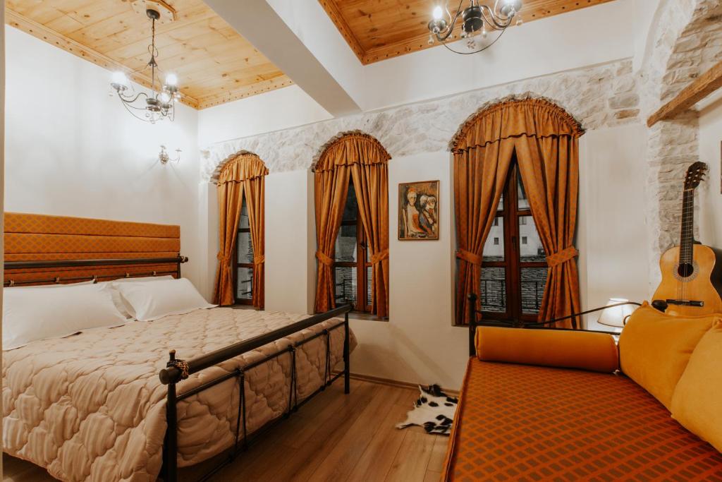Uma cama ou camas num quarto em Hotel SS KEKEZI