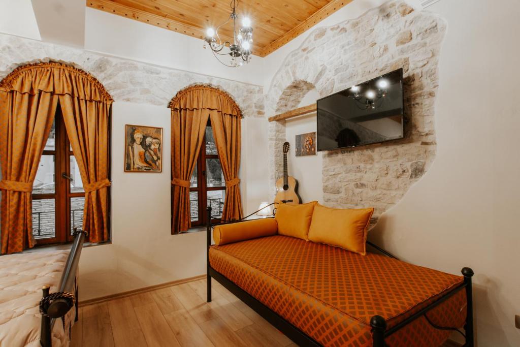 Uma televisão e/ou sistema de entretenimento em Hotel SS KEKEZI
