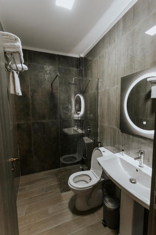 Uma casa de banho em Hotel SS KEKEZI