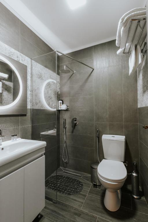 Uma casa de banho em Hotel SS KEKEZI