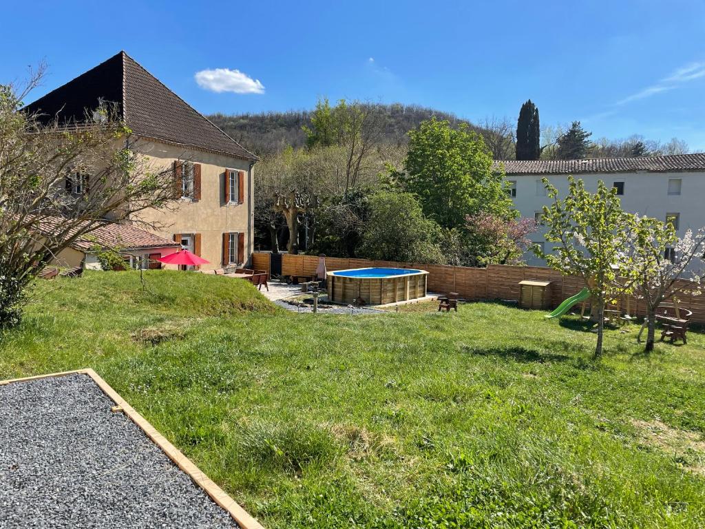 vistas a un patio con una casa y una piscina en Newly renovated house with pool, en Campagne-sur-Aude