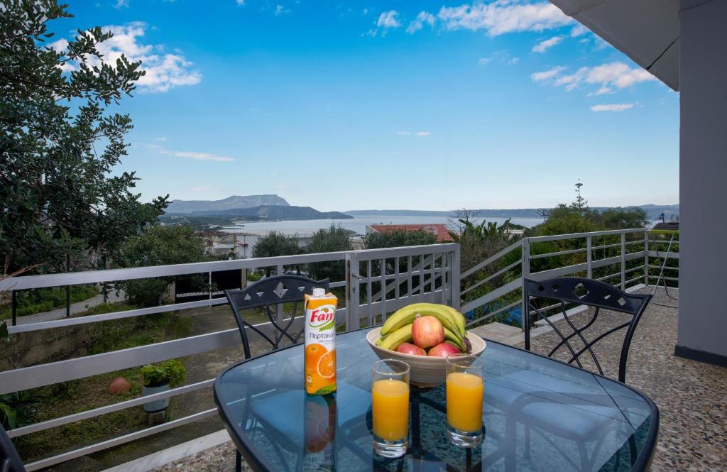 una mesa con un bol de fruta y zumo de naranja en Plaka House en Plaka