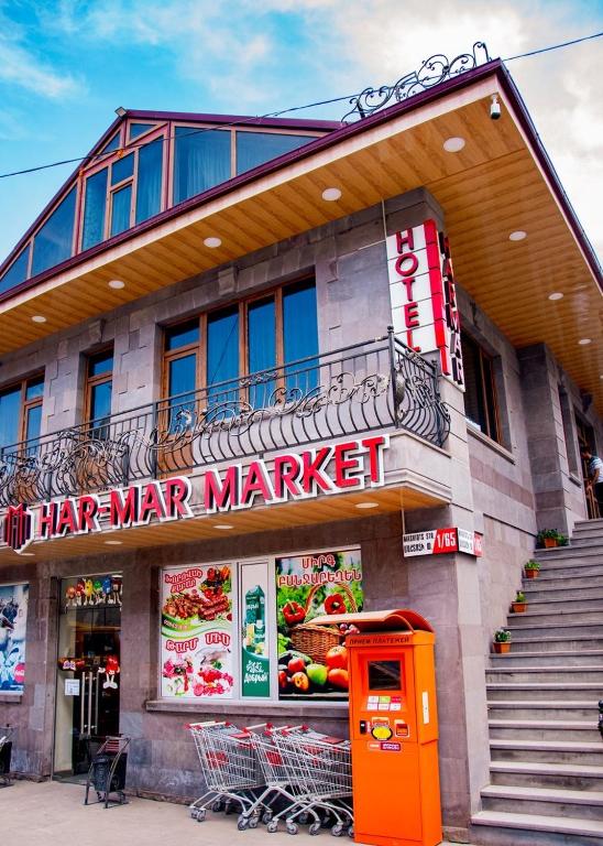 Supermarket nebo jiné obchody v  hotelu nebo okolí