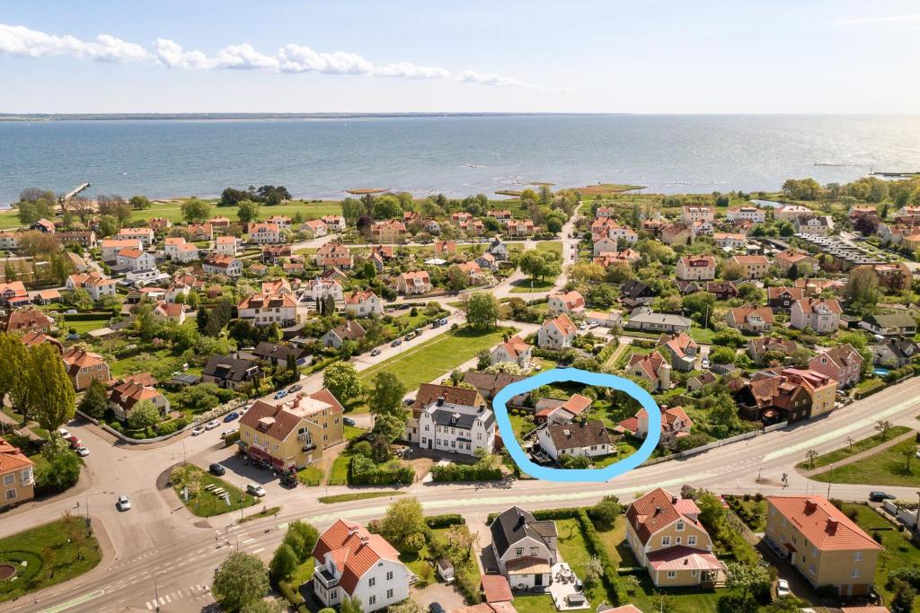 una vista aérea de un barrio residencial con casas y el océano en Centralt och havsnära med utsikt mot pool, en Kalmar