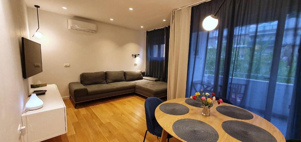 - un salon avec une table et un canapé dans l'établissement Apartment Freyja, à Split