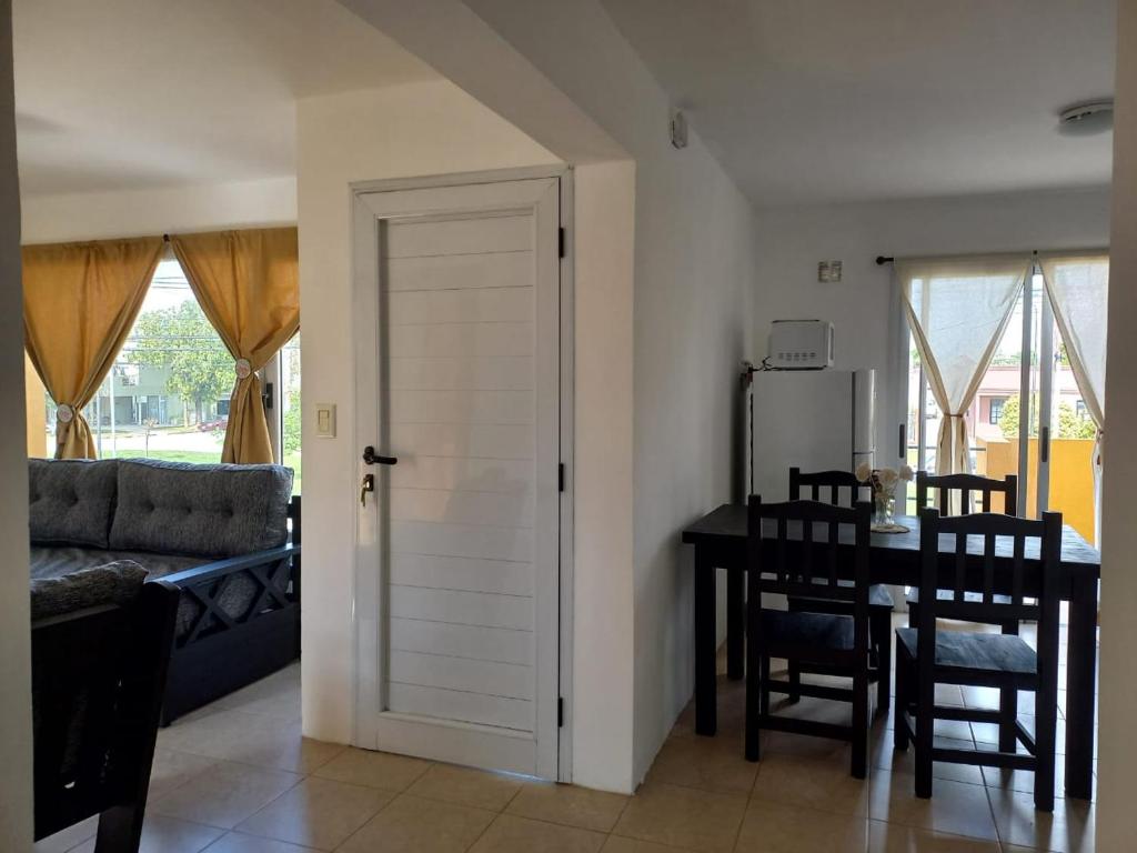 查斯科穆斯的住宿－Refugio del visitante，客厅配有桌子和白色门