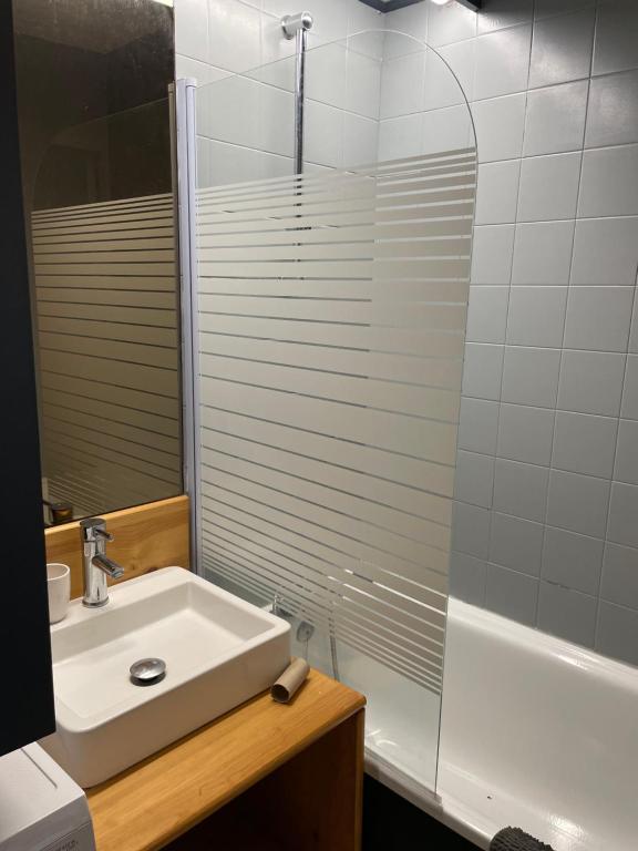 a bathroom with a sink and a shower and a tub at ORCIERES APPARTEMENT 6 PERSONNES AVEC PARKING in Orcières