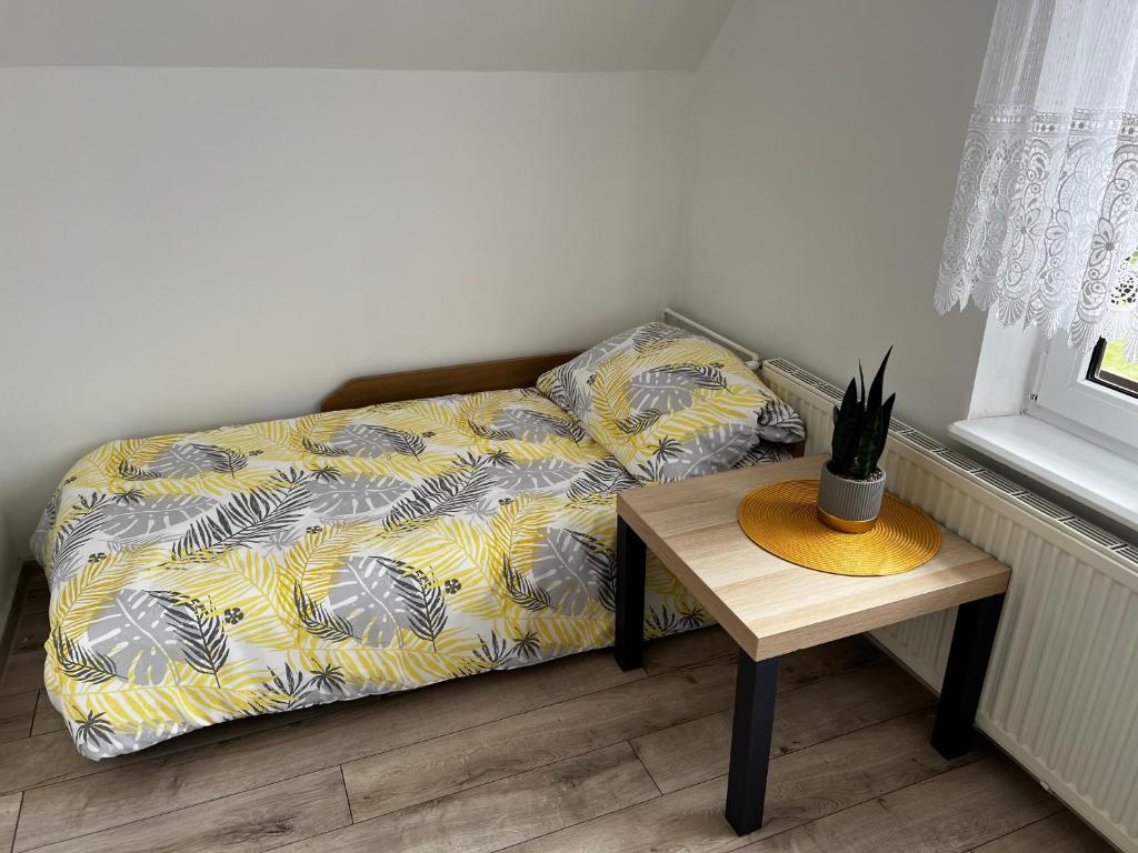 Posteľ alebo postele v izbe v ubytovaní Domek Kamień nad jeziorem z jacuzzi