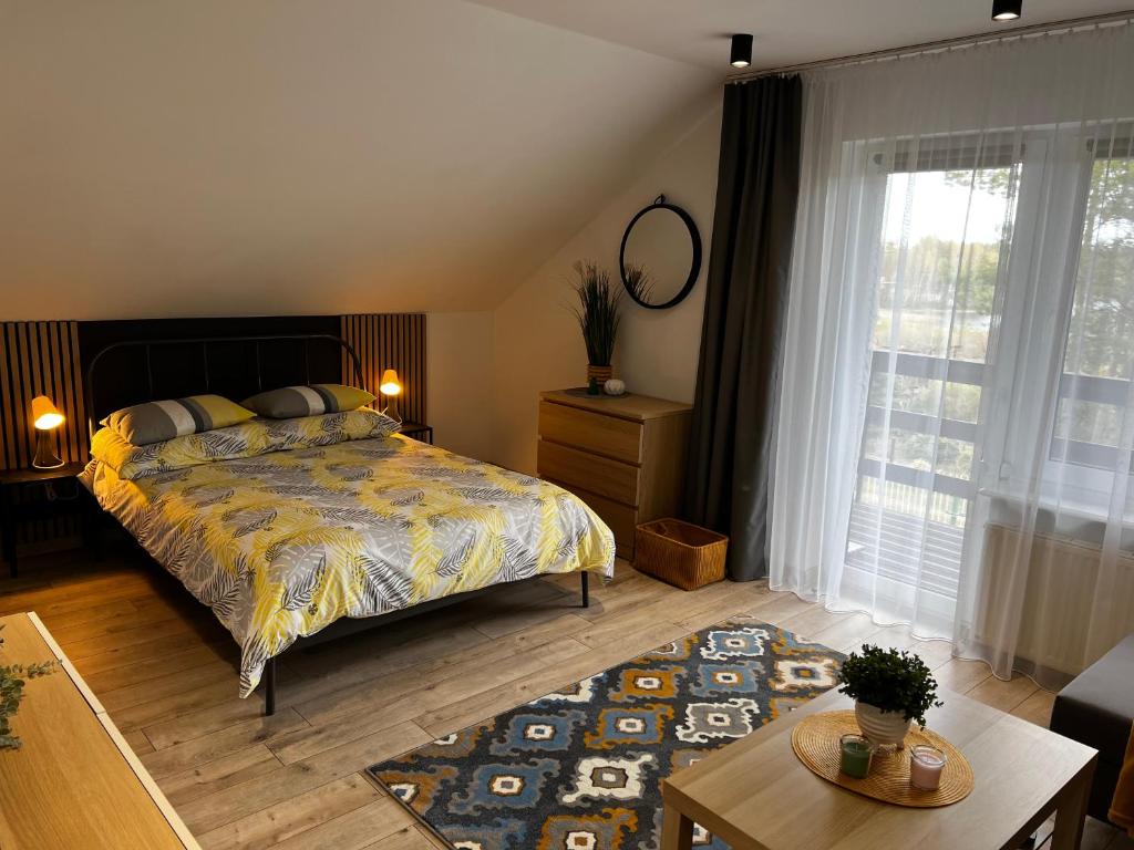Posteľ alebo postele v izbe v ubytovaní Domek Kamień nad jeziorem z jacuzzi