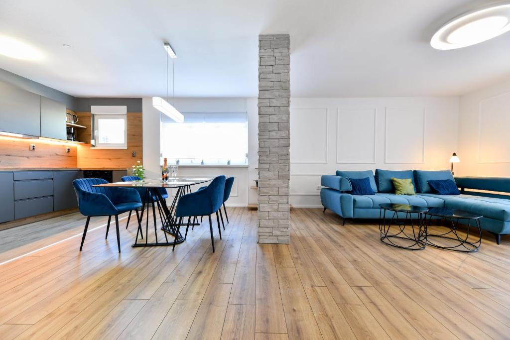 sala de estar con sofá azul y mesa en Deluxe Apartment Soline en Zadar