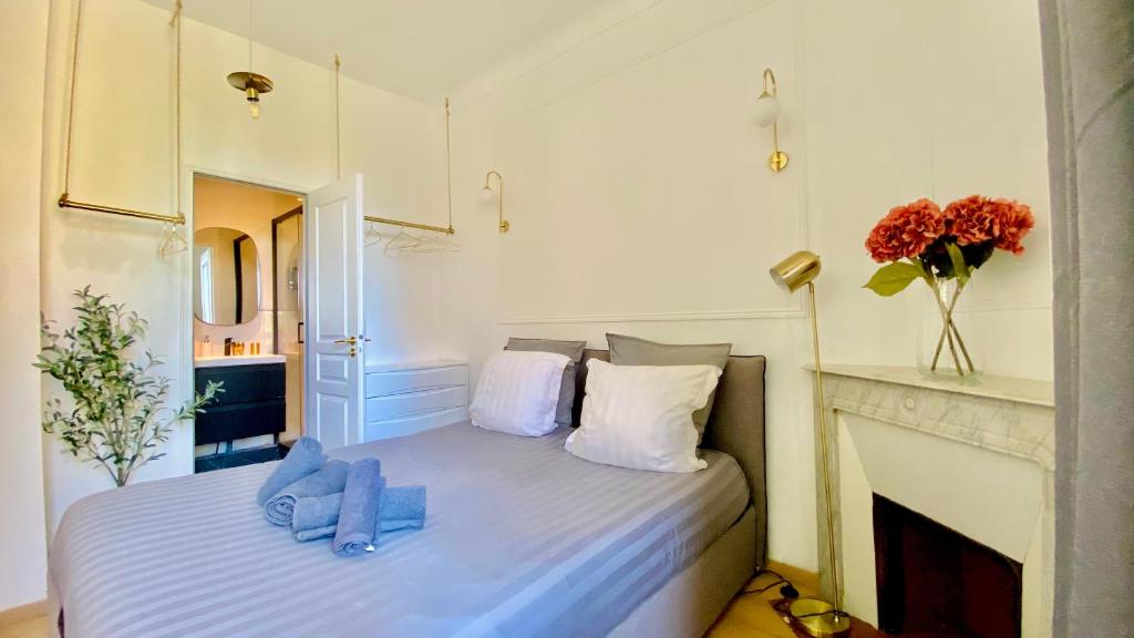 Postel nebo postele na pokoji v ubytování Designer Garden View AC, Fiber Wifi Heart of Monaco