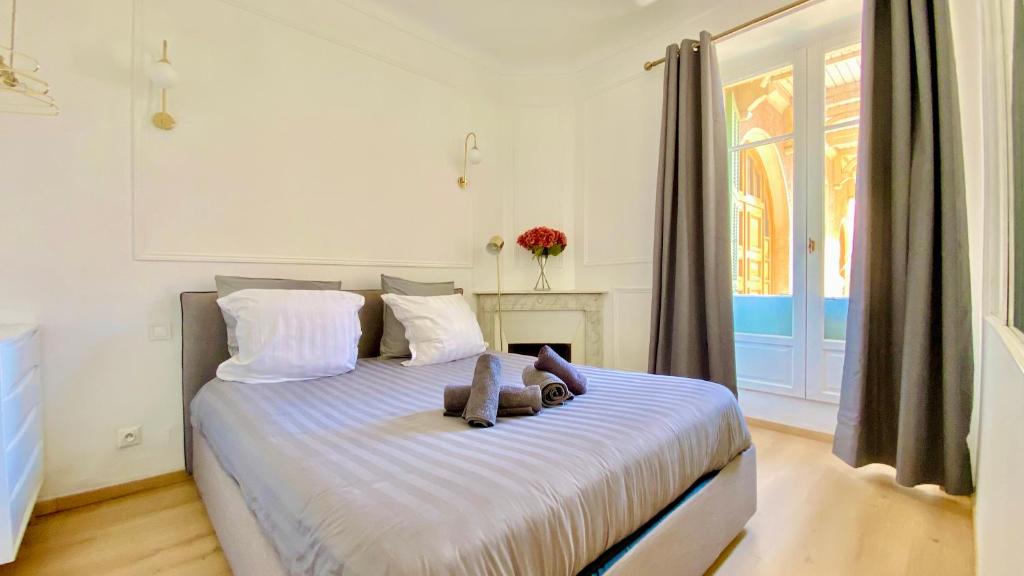 Postel nebo postele na pokoji v ubytování Designer Garden View AC, Fiber Wifi Heart of Monaco