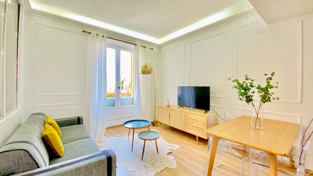 TV a/nebo společenská místnost v ubytování Designer Garden View AC, Fiber Wifi Heart of Monaco